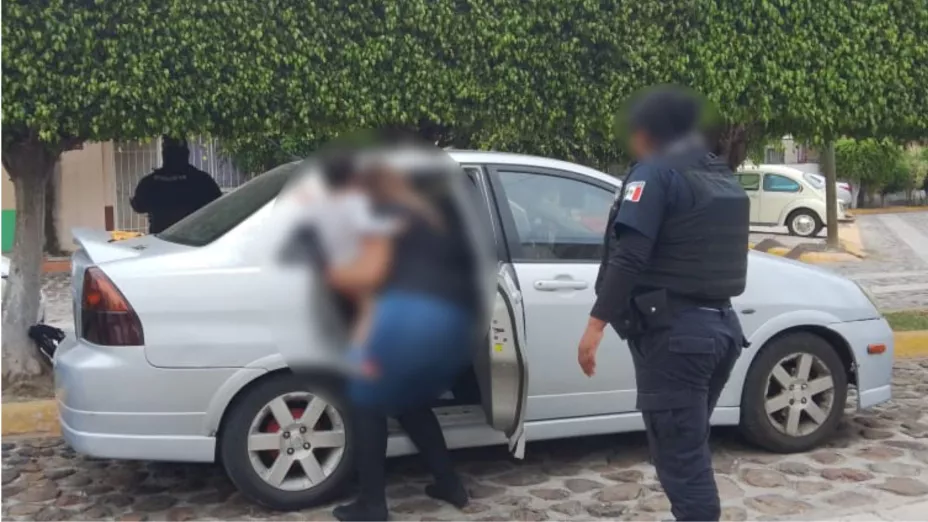 Rescate niño encerrado auto Celaya