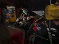 Las manifestaciones en Irak conocidas como ‘Tishreen Revolution’ son una serie de protestas en curso que consistieron en manifestaciones, marchas y desobediencia civil. Comenzaron el 1 de octubre de 2019, una fecha establecida por activistas civiles en las redes sociales, que se extendió por las provincias centrales y meridionales para protestar por 16 años de corrupción, desempleo y servicios públicos ineficientes, antes de que se convirtieran en llamadas para derrocar a los administración y detener la intervención iraní en Irak.
