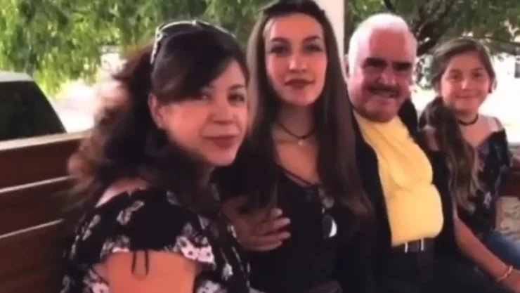 Vicente Fernández es señalado por tocar el seno de una fan sin su consentimiento