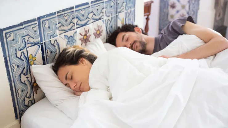 La razón por la que cada vez más parejas eligen dormir separadas