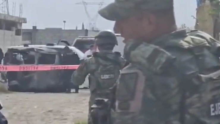 Abandonan cuerpo calcinado dentro de mototaxi en La Resurrección, Puebla