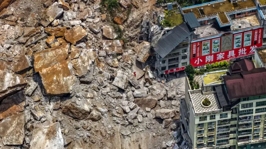 Edificios sepultados tras un deslave en Chongqing, China.