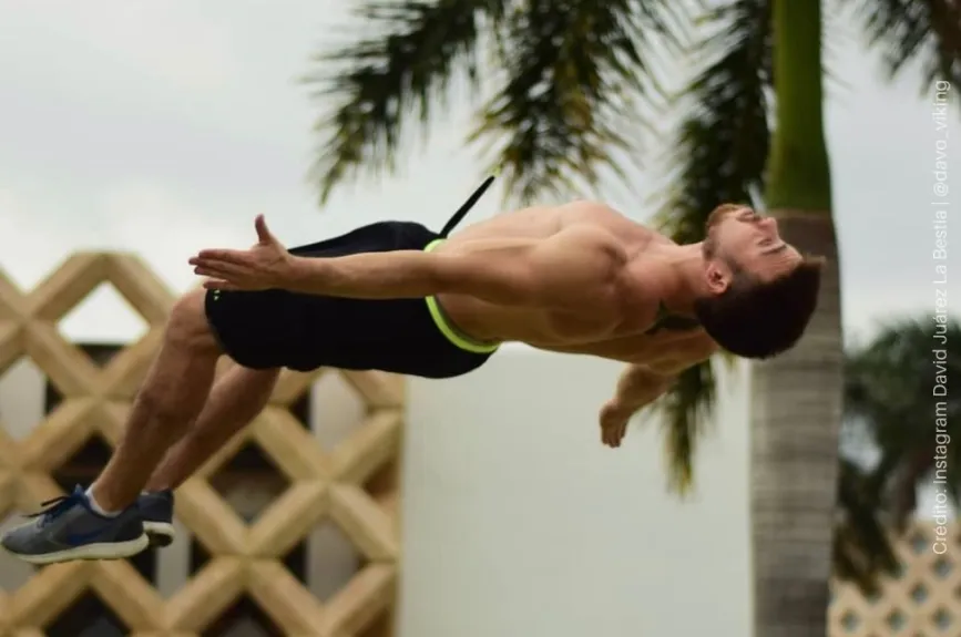 David haciendo un mortal.jpg