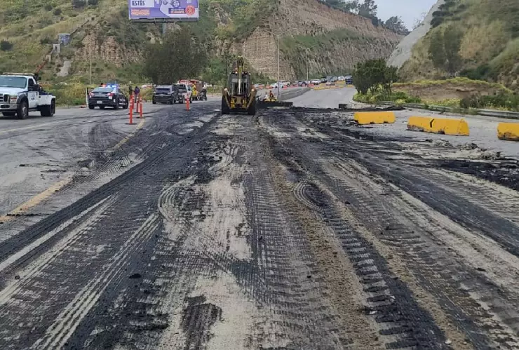 Cierran acceso a Playas porque camión de la Cespt derramó desechos