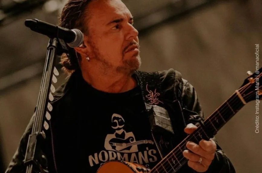 Maná tocando guitarra.jpg