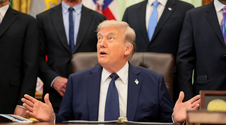 El presidente estadounidense Donald Trump reacciona durante un evento sobre la asequibilidad de la atención médica en el Despacho Oval de la Casa Blanca en Washington, D.C., EE. UU., el 23 de abril de 2026.