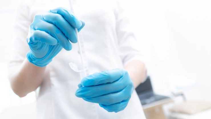 Una profesional de la salud realiza un análisis de muestra