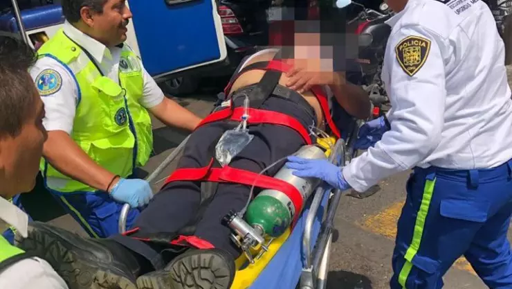 condores auxilian a un policía