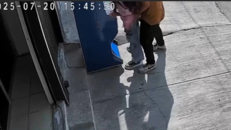 ¡Indignante! Hombre fue captado en video mientras tocaba a una niña que jugaba “maquinitas” en Guadalajara