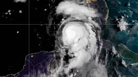 Huracán Idalia se fortalece a huracán categoría 2 y ordenan evacuaciones en Florida