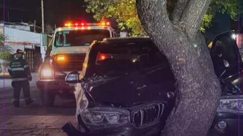 Vehículo queda completamente destruido tras accidente vial en la colonia Jardines de la Paz