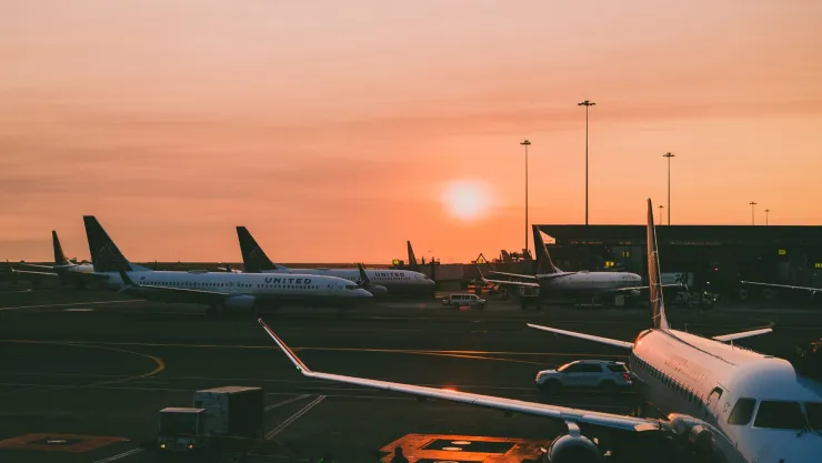 Choque de dos aviones en aeropuerto deja lesionados y caos en la pista.jpg