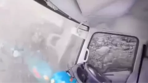 Captan en video el momento en el que camión quedó sepultado entre los escombros en Indonesia ños estará en la cárcel
