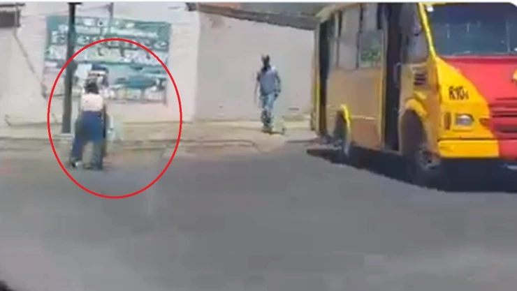 Dos choferes de la ruta 10 se agarran a golpes en plena calle de Puebla