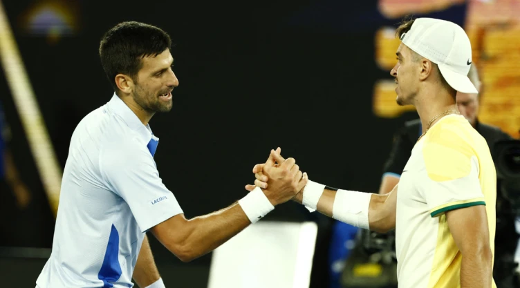 Novak Djokovic saluda a Dino Prizmic