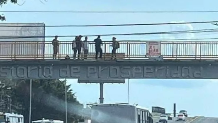 Hombre intenta lanzarse en puente de Veracruz