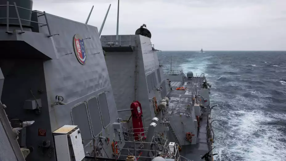El destructor USS Ralph Johnson (DDG 114) en el estrecho de Taiwán