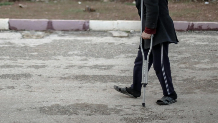 hombre finge muletas bjs