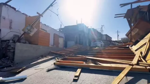 Vientos de Santa Ana derrumban vivienda hoy en Cumbres del Rubí de Tijuana 2025