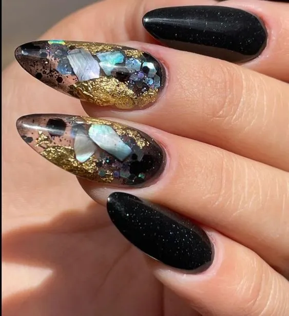 11 diseños de uñas negras con brillos para usar en natación o cualquier otro deporte: duran mucho