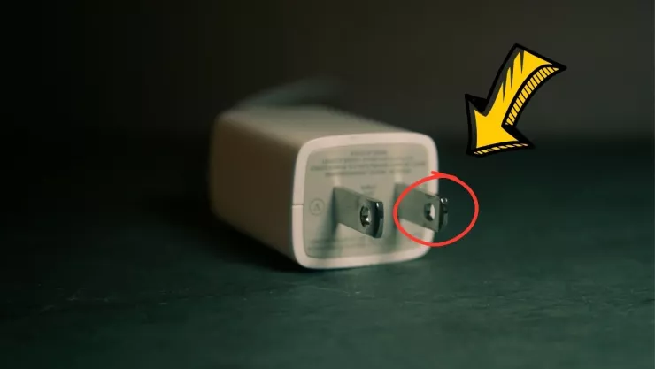 Para qué sirven los agujeros que tienen las clavijas de los enchufes; esta es la explicación científica