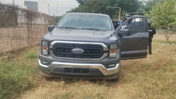 Camioneta robada en EEUU encontrada en Culiacán, en La Campiña