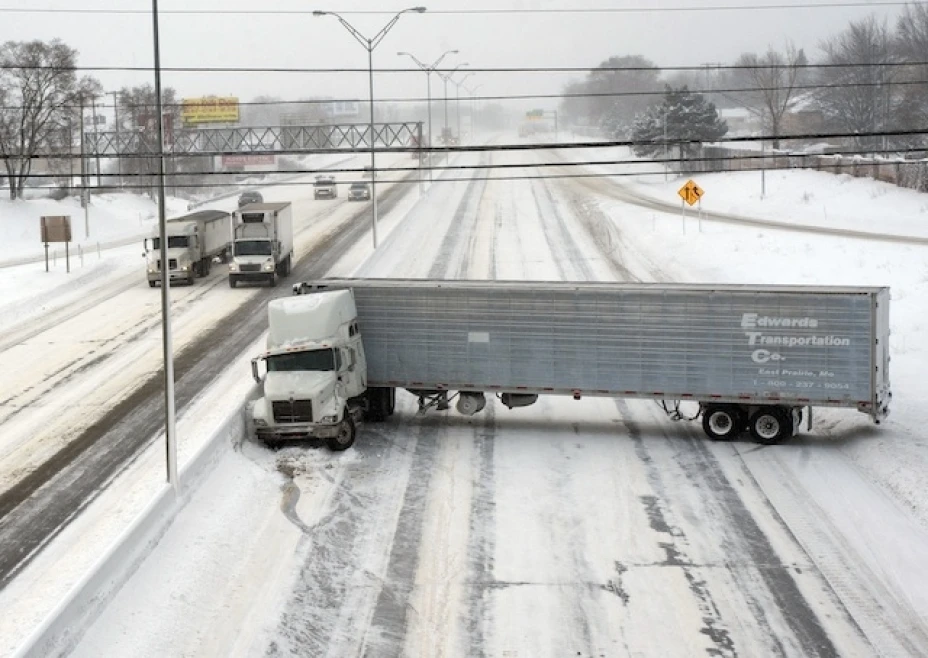 Debido a la nieve y el hielo, hubo el viernes varias colisiones múltiples en la carretera interestatal 94 en el condado Kalamazoo en el estado con saldo de un camionero canadiense muerto y cuando menos 23 heridos, según las autoridades.