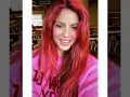 Shakira selfie con el cabello rojo.jpg
