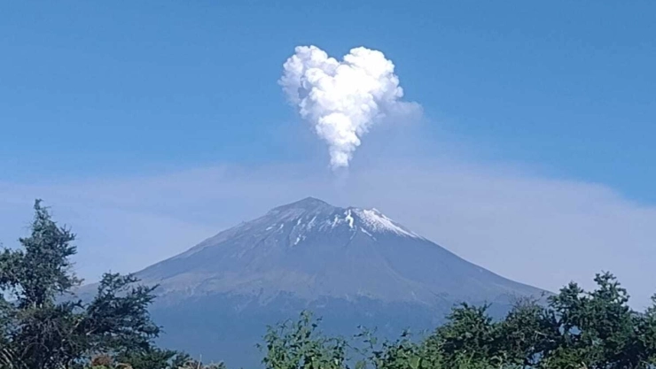 Foto-captan-fumarola-del-volcán-Popocatepetl-en-forma-de-corazón