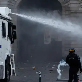 Policía francesa utiliza un cañón de agua durante una manifestación en París.