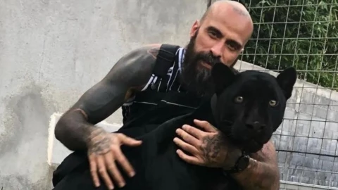 Babo tiene como mascota a “Noche”, una pantera negra.