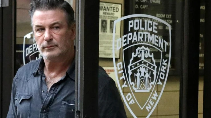 Alec Baldwin arma de utileria película.jpg