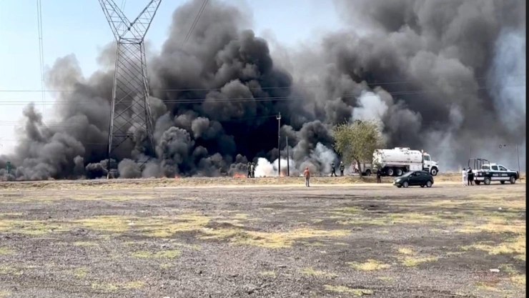 Incendio en la autopista Tlaxcala-San Martín Texmelucan hoy 17 de abril de 2025 consume autos