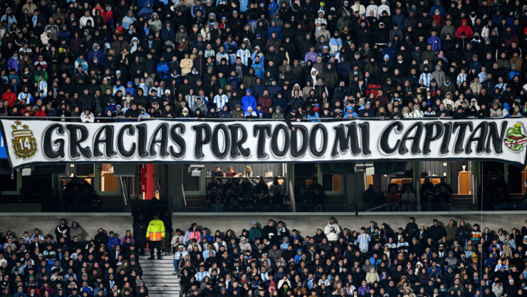 Aficionados de Argentina con mensaje a Messi