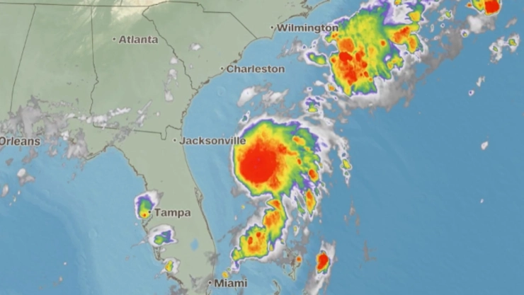 Se forma la Depresión Tropical Tres frente a Florida. Podría convertirse en la Tormenta Chantal este fin de semana.