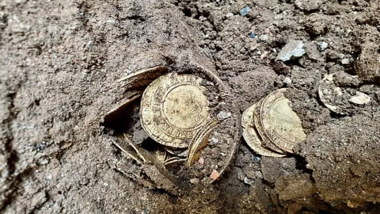 pareja encuentra monedas oro