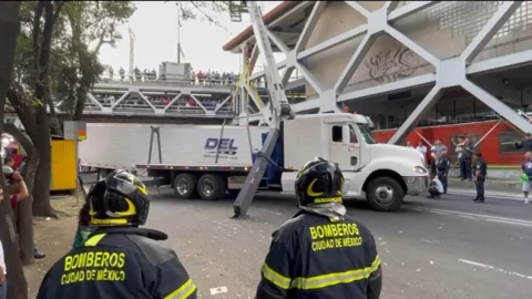 ¡El olor a cebolla invade el Eje 3! Tráiler pierde el control y vuelca 17 toneladas de esta verdura