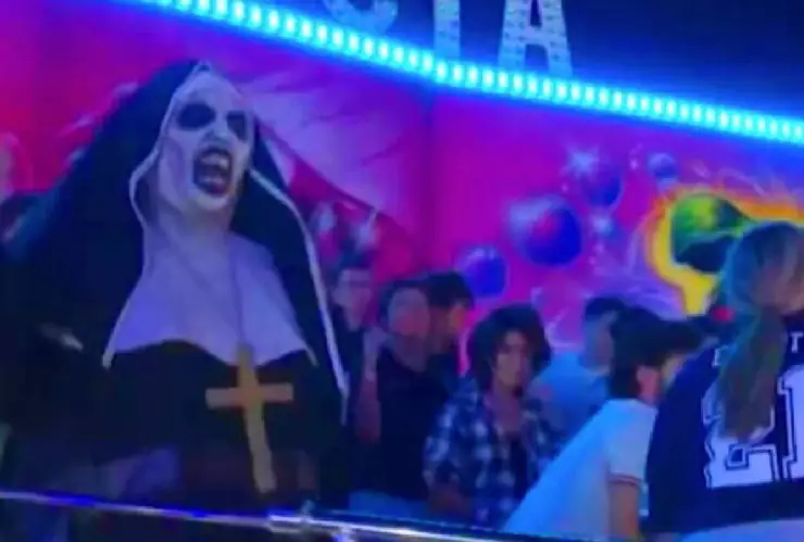 VIDEO_ La Monja de la feria perdió el equilibrio y cayó en pleno juego !Mi primera chamba”