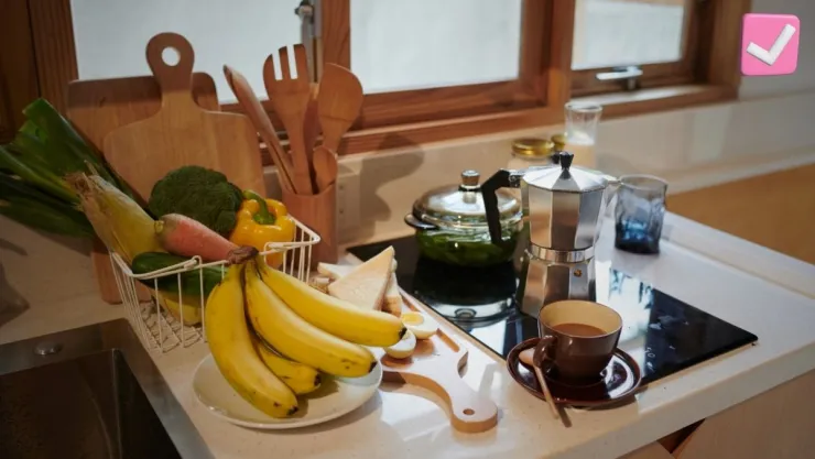 Cocinas pequeñas 3 trucos para ampliar la mesada sin obras.jpg