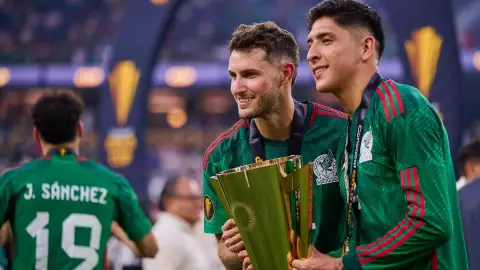 Santiago Giménez Edson Álvarez trofeo Copa Oro Selección Mexicana