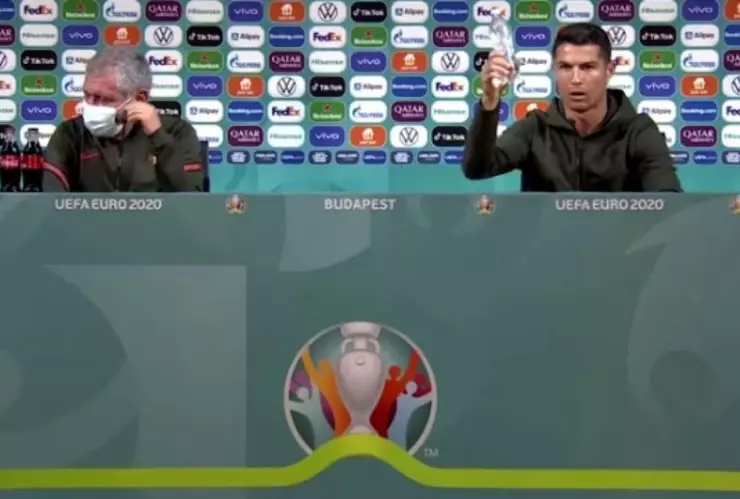cristiano-ronaldo-agua-coca-cola.jpg