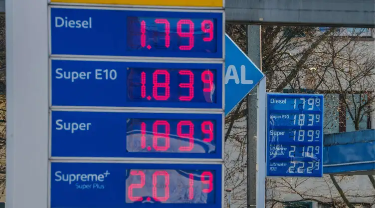 Precios de combustible en una gasolinera de Frankfurt, Alemania.