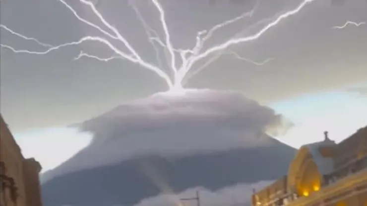 rayos emergen de un volcán en Guatemala