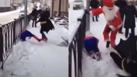 VIDEO | Santa Claus logra rescatar a Spiderman tras ser brutalmente golpeado por Batman