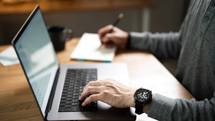 Una persona trabaja con su computadora