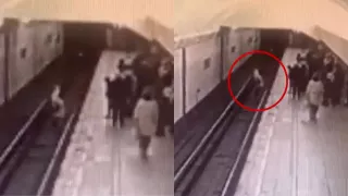 VIDEO Mujer empuja a las vías del tren a niña de 13 años en Rusia porque se estaba riendo; quedó grabado por la cámara de seguridad