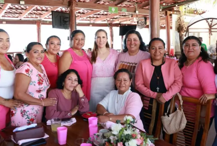 Atenea Gómez realiza desayuno del Tacón Rosa en Isla Mujeres; celebran lucha contra el Cáncer de Mama
