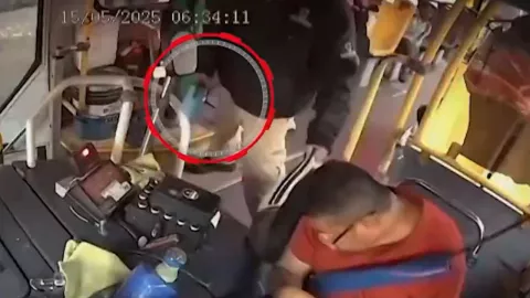 Video chofer es golpeado con termo en cabeza porque el camión no avanzaba.jpg