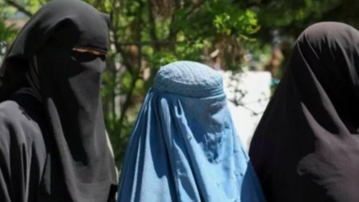 Talibán cierra salones de belleza para mujeres en Afganistán