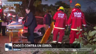 Conductora se impactó contra un árbol.jpg